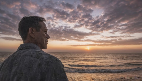 solo,short hair,black hair,1boy,closed mouth,jacket,upper body,male focus,outdoors,sky,cloud,dark skin,water,from behind,wet,ocean,beach,dark-skinned male,cloudy sky,scenery,sunset,sun,horizon,smile,japanese clothes,kimono,undercut,sunrise