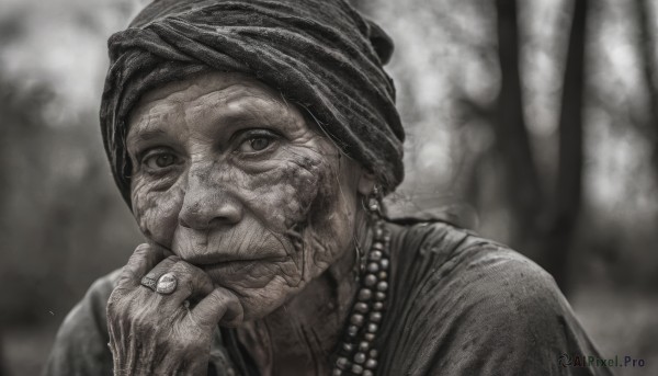 solo,looking at viewer,1boy,jewelry,closed mouth,monochrome,upper body,greyscale,male focus,earrings,hand up,necklace,blurry,depth of field,blurry background,ring,portrait,realistic,old,old man,turban,old woman,wrinkled skin,1girl,hat,dress,hand on own chin,pearl necklace