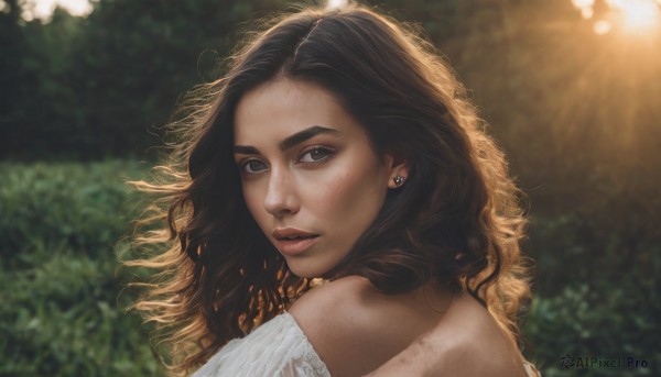 1girl,solo,long hair,looking at viewer,blonde hair,brown hair,black hair,bare shoulders,brown eyes,jewelry,upper body,multicolored hair,earrings,outdoors,parted lips,looking back,dark skin,off shoulder,blurry,black eyes,dark-skinned female,lips,eyelashes,blurry background,wavy hair,sunlight,portrait,freckles,curly hair,realistic,nose,off-shoulder shirt,necklace,depth of field,thick eyebrows,light