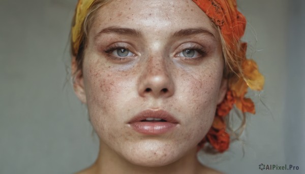 1girl,solo,looking at viewer,short hair,open mouth,blue eyes,blonde hair,hair ornament,flower,parted lips,teeth,hair flower,grey background,blurry,lips,grey eyes,eyelashes,depth of field,blurry background,portrait,close-up,freckles,realistic,nose,bandana,dirty