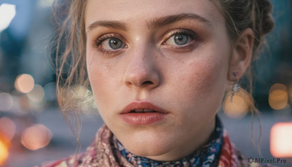 1girl,solo,looking at viewer,short hair,blue eyes,blonde hair,brown hair,jewelry,earrings,parted lips,teeth,blurry,lips,grey eyes,eyelashes,depth of field,blurry background,portrait,close-up,realistic,nose,bokeh,choker