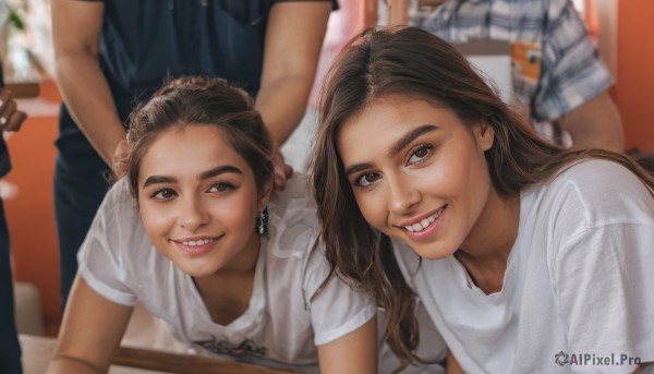 long hair,looking at viewer,smile,open mouth,multiple girls,brown hair,shirt,1boy,2girls,brown eyes,jewelry,white shirt,short sleeves,earrings,multiple boys,teeth,indoors,grin,blurry,lips,blurry background,siblings,sisters,t-shirt,child,realistic,brother and sister,female child,family,short hair,pants,dark skin,leaning forward,depth of field,thick eyebrows,denim,jeans,print shirt