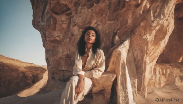 1girl,solo,long hair,breasts,looking at viewer,shirt,black hair,long sleeves,1boy,sitting,male focus,outdoors,open clothes,pants,dark skin,black eyes,dark-skinned female,lips,open shirt,crossed legs,robe,rock,realistic,white robe,desert,sky,day