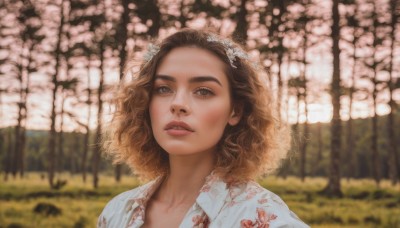 1girl,solo,looking at viewer,short hair,brown hair,shirt,hair ornament,brown eyes,white shirt,upper body,flower,outdoors,parted lips,teeth,collared shirt,signature,medium hair,blurry,lips,depth of field,blurry background,wavy hair,floral print,portrait,nature,curly hair,realistic,nose,straw hat,hat,tree,eyelashes,thick eyebrows,veil,forehead,freckles