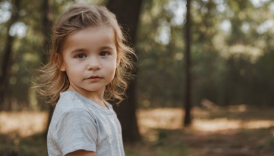 1girl,solo,looking at viewer,short hair,blonde hair,brown hair,shirt,brown eyes,closed mouth,white shirt,upper body,short sleeves,outdoors,medium hair,blurry,lips,grey eyes,depth of field,blurry background,expressionless,t-shirt,child,realistic,nose,female child,bokeh,wind