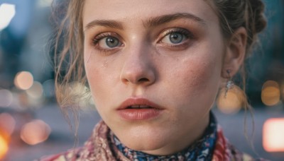 1girl,solo,looking at viewer,short hair,blue eyes,blonde hair,brown hair,jewelry,earrings,parted lips,teeth,blurry,lips,grey eyes,eyelashes,depth of field,blurry background,portrait,close-up,realistic,nose,bokeh,choker