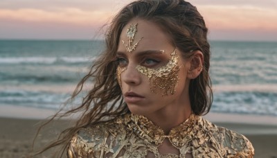 1girl,solo,long hair,blue eyes,brown hair,jewelry,closed mouth,outdoors,day,dark skin,blurry,dark-skinned female,lips,looking to the side,dutch angle,blurry background,ocean,looking away,beach,portrait,circlet,realistic,nose,sand,looking afar,black hair,upper body,earrings,sky,water,grey eyes,depth of field,piercing,wind,ear piercing,gold trim,horizon,gold,waves