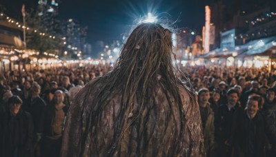 long hair,black hair,jewelry,upper body,outdoors,multiple boys,sky,solo focus,necklace,from behind,blurry,night,depth of field,blurry background,building,6+boys,city,facing away,multiple others,crowd,people,6+others,audience,male focus,night sky,bokeh,city lights,lights