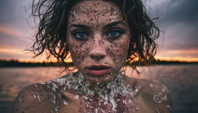 1girl,solo,looking at viewer,short hair,blue eyes,black hair,bare shoulders,outdoors,parted lips,sky,dark skin,water,blurry,dark-skinned female,lips,blurry background,ocean,beach,messy hair,portrait,freckles,sunset,realistic,straight-on,dirty,dirty face,upper body,nude,cloud,wet,floating hair,wind,close-up