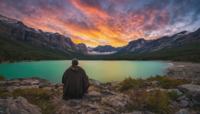 solo,black hair,1boy,sitting,male focus,outdoors,sky,cloud,hood,water,from behind,cape,tree,cloudy sky,grass,nature,scenery,sunset,rock,mountain,horizon,facing away,river,landscape,lake,cloak,reflection,mountainous horizon